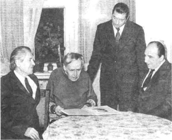 Василий Гузик, Иван Кинаров и др. - Не выходя из боя